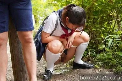 Dua pria berkemah dan meminta seks dari gadis cantik yang baru saja kembali dari sekolah