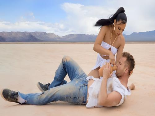 Seorang pria muda tersesat di padang pasir dan seorang gadis cantik