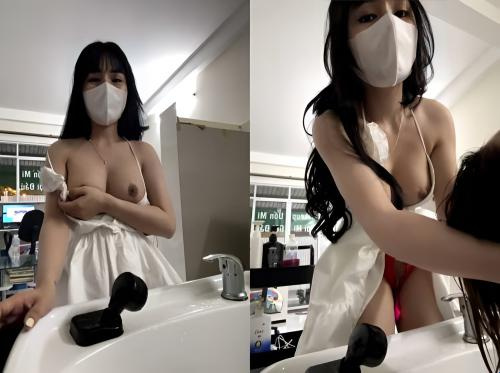 Gadis itu sedang mencuci rambut pelanggannya sambil melakukan masturbasi secara live