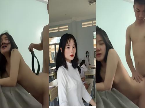 Menepuk pantat anjing siswa itu